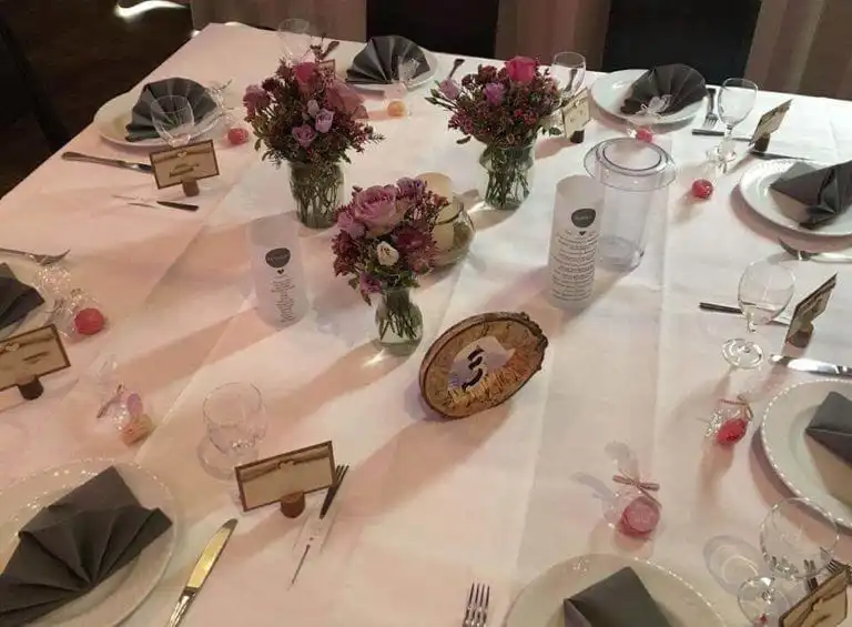Hochzeitliche Tischdekoration mit Blumen auf festlicher Tafel