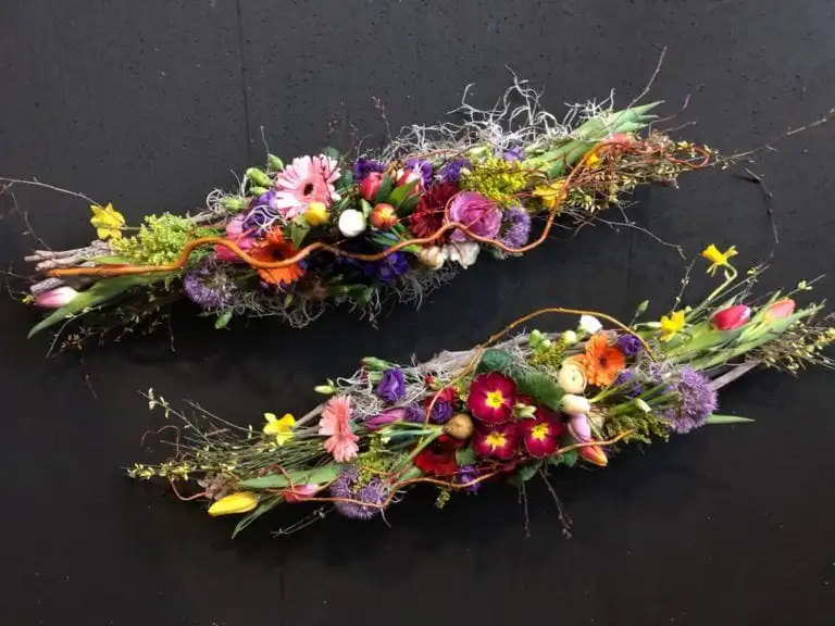 Tischdekoration mit Blumen für festliche Anlässe