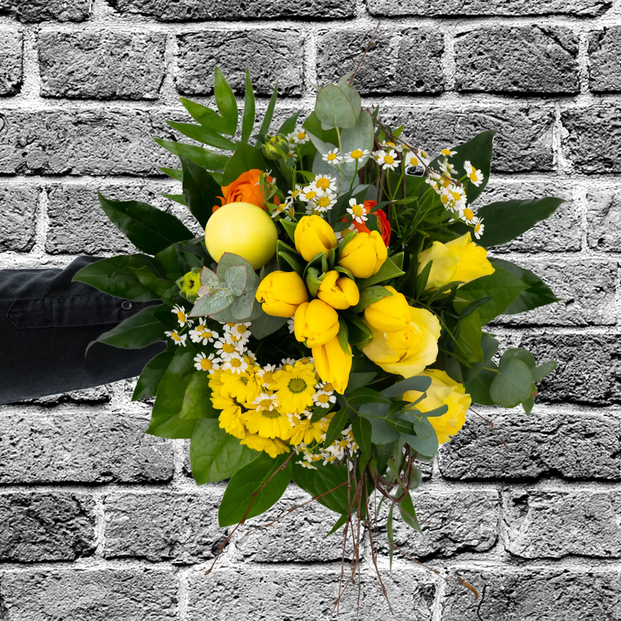 Design-Strauß „Frühlingsflirt“ – Moderne Floristik 4 Design-Strauß „Frühlingsflirt“ – Moderne Floristik – Bild 4