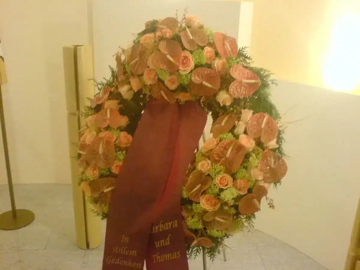 Trauerfloristik: blumenschmuck, der Nähe und Erinnerung behutsam ausdrückt.