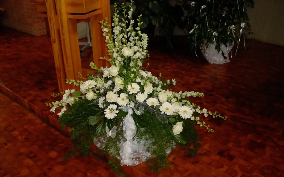 Hochzeitsfloristik: florale Details, die Zeremonie und Feier miteinander verbinden.