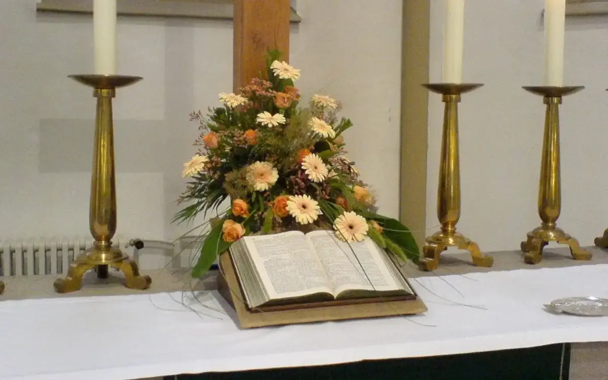 Hochzeitsfloristik: blumenschmuck, der auf Fotos wirkt und vor Ort Atmosphäre schafft.