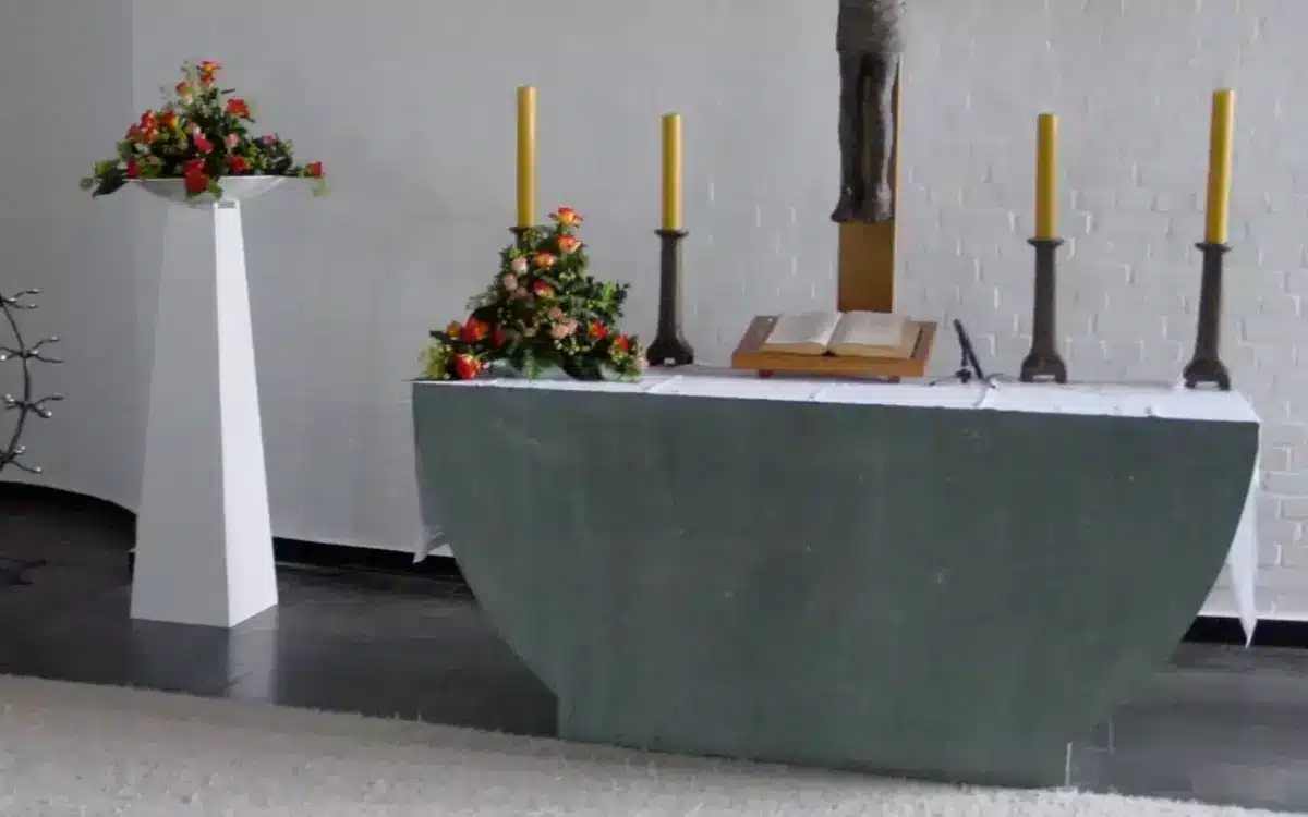 Hochzeitsfloristik: florale Details, die Zeremonie und Feier miteinander verbinden.