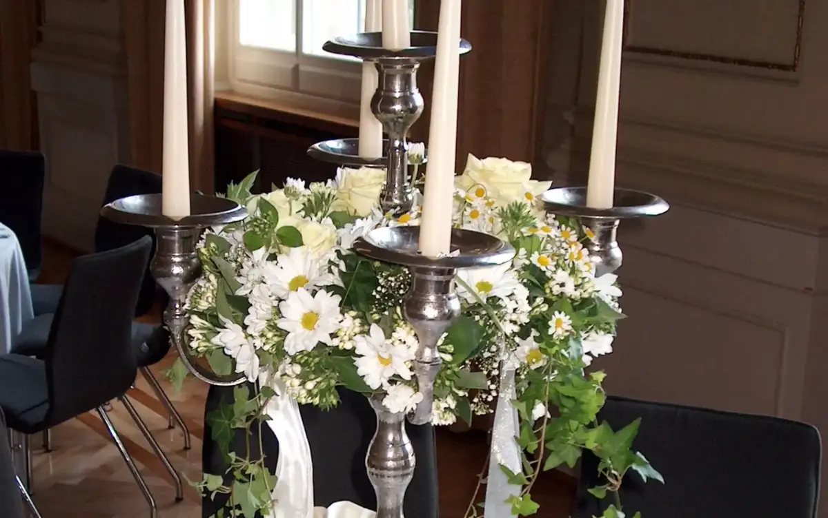 Hochzeitsfloristik: blumenschmuck, der auf Fotos wirkt und vor Ort Atmosphäre schafft.