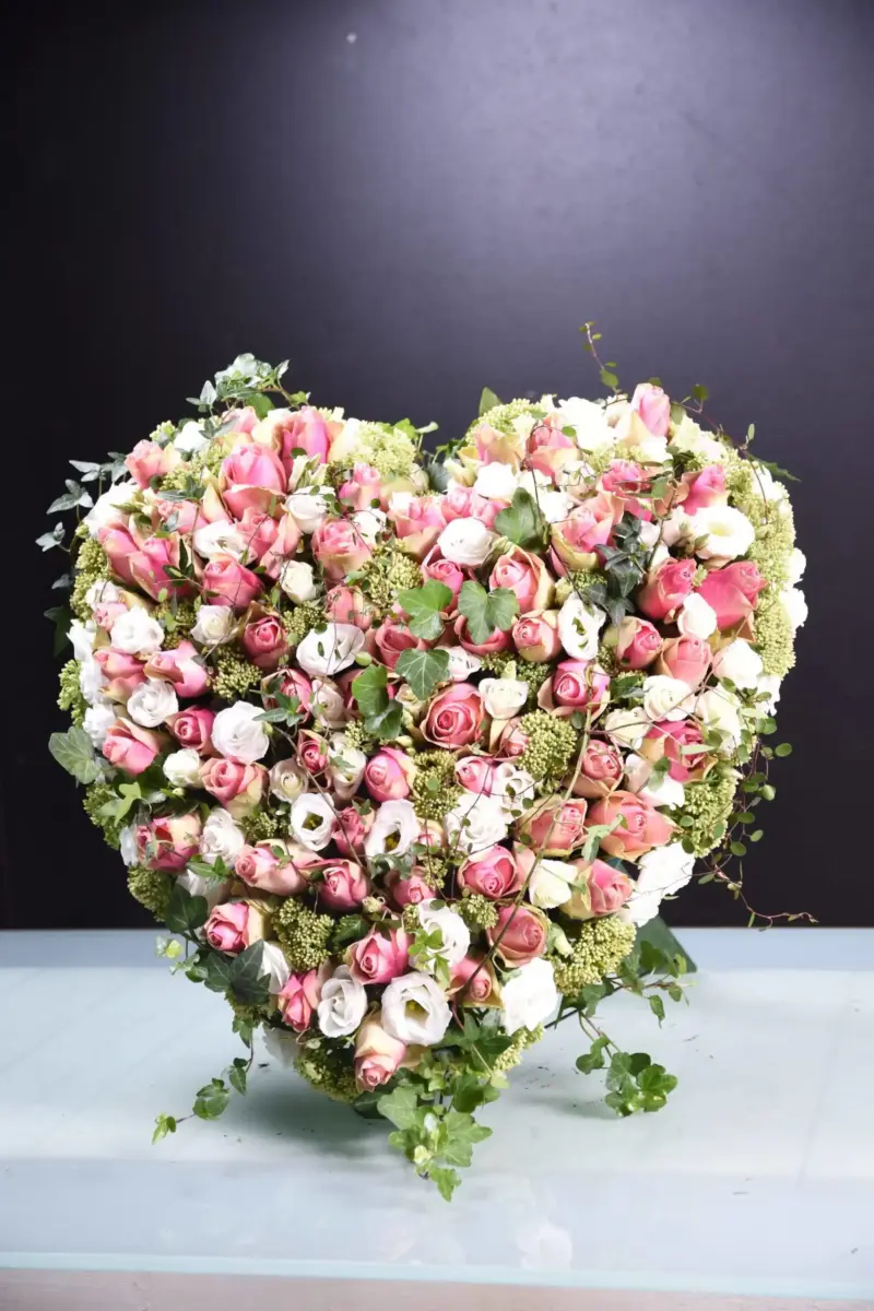 Trauerfloristik: blumenherz als persönliches Zeichen für den Abschied.