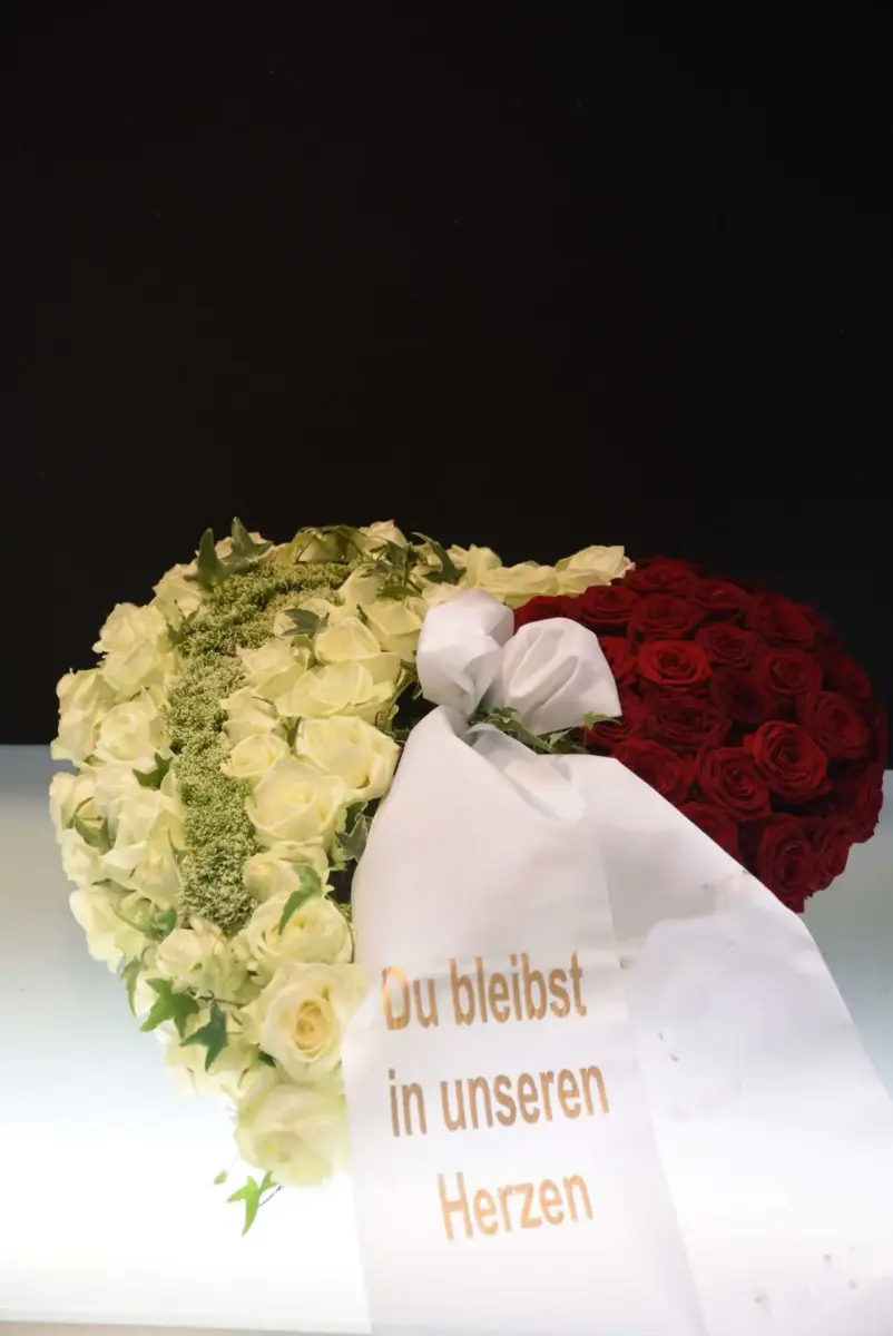 Trauerfloristik: blumenherz als persönliches Zeichen für den Abschied.