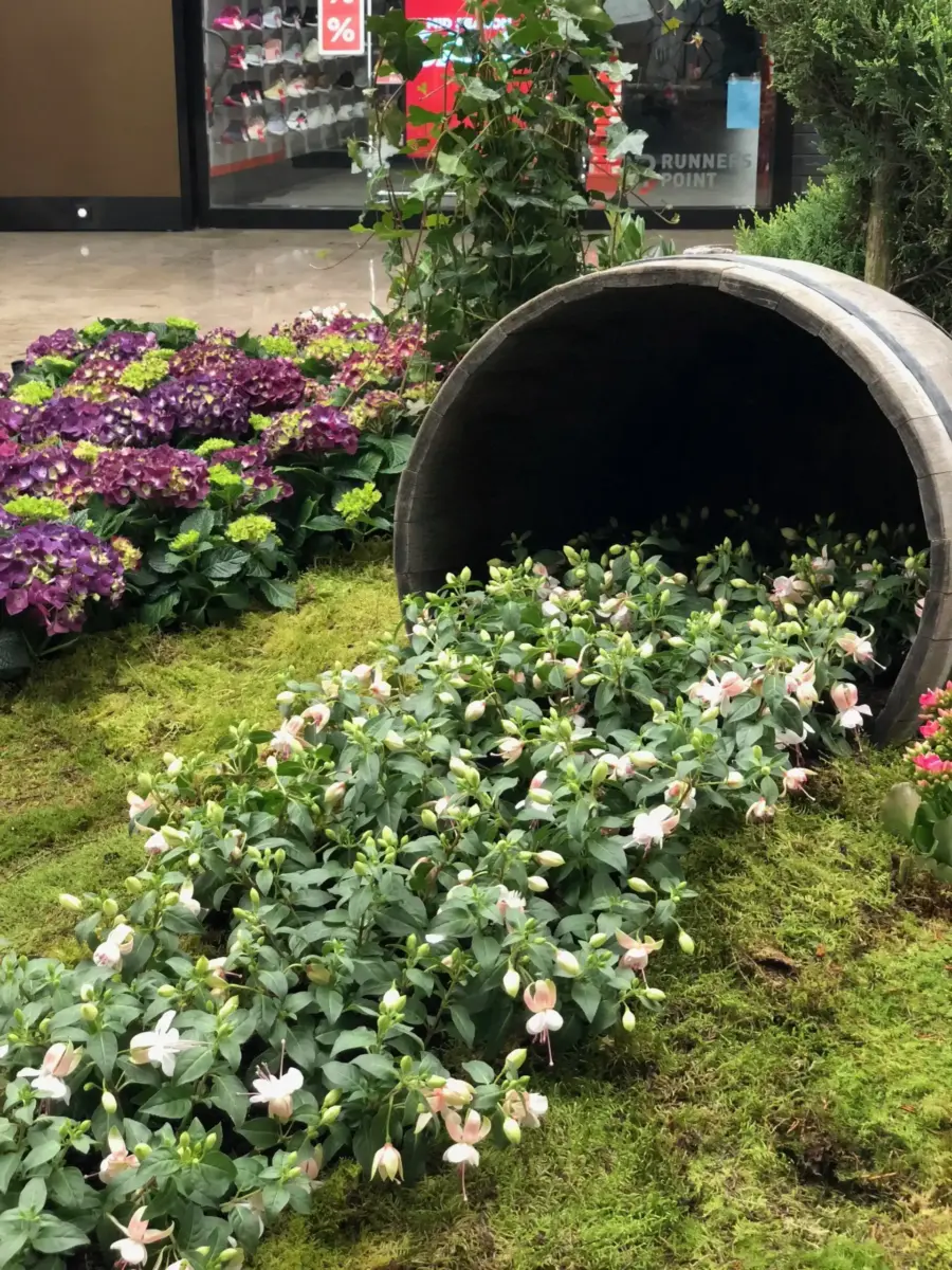 Eventdekoration: blumenarrangements, die Räume sichtbar auf den Anlass einstimmen.