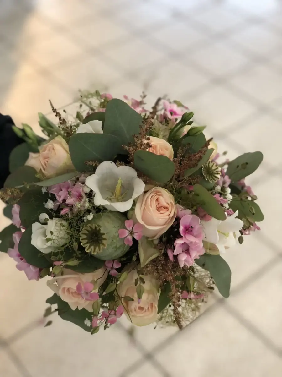 Hochzeitsfloristik: florale Details, die Zeremonie und Feier miteinander verbinden.