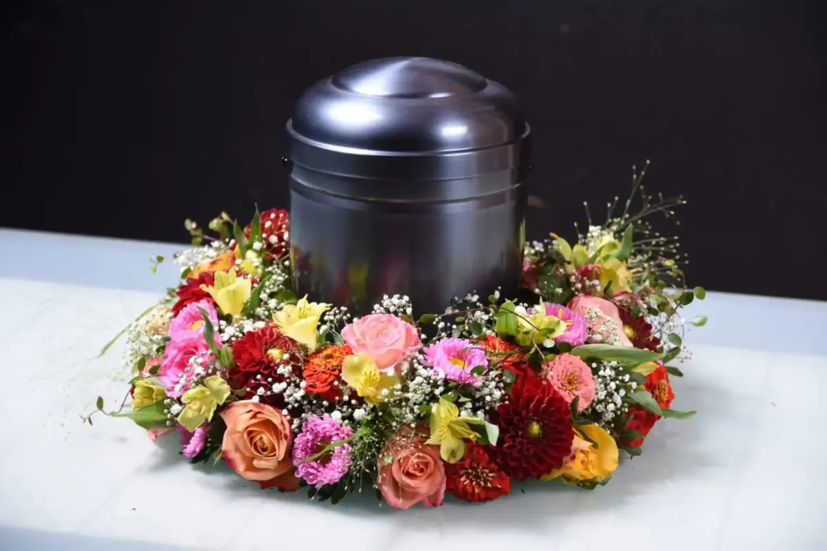 Trauerfloristik: urnenschmuck passend zur Zeremonie und zum Abschied.