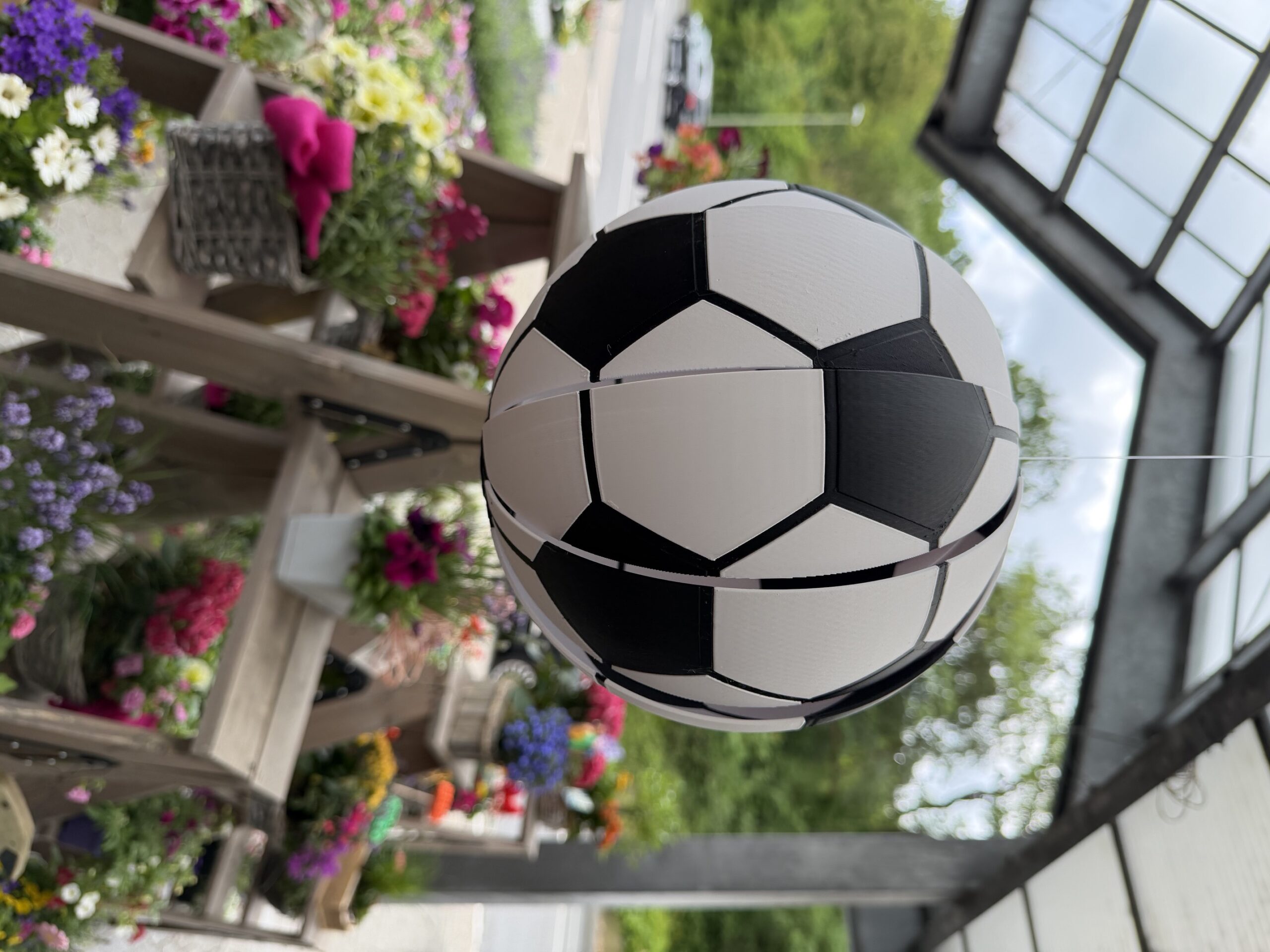 Fan-Stimmung für den Fußballabend 1 Fußball-Windspiel im Blumen-Mankopf-Gartencenter zwischen Sommerblumen.