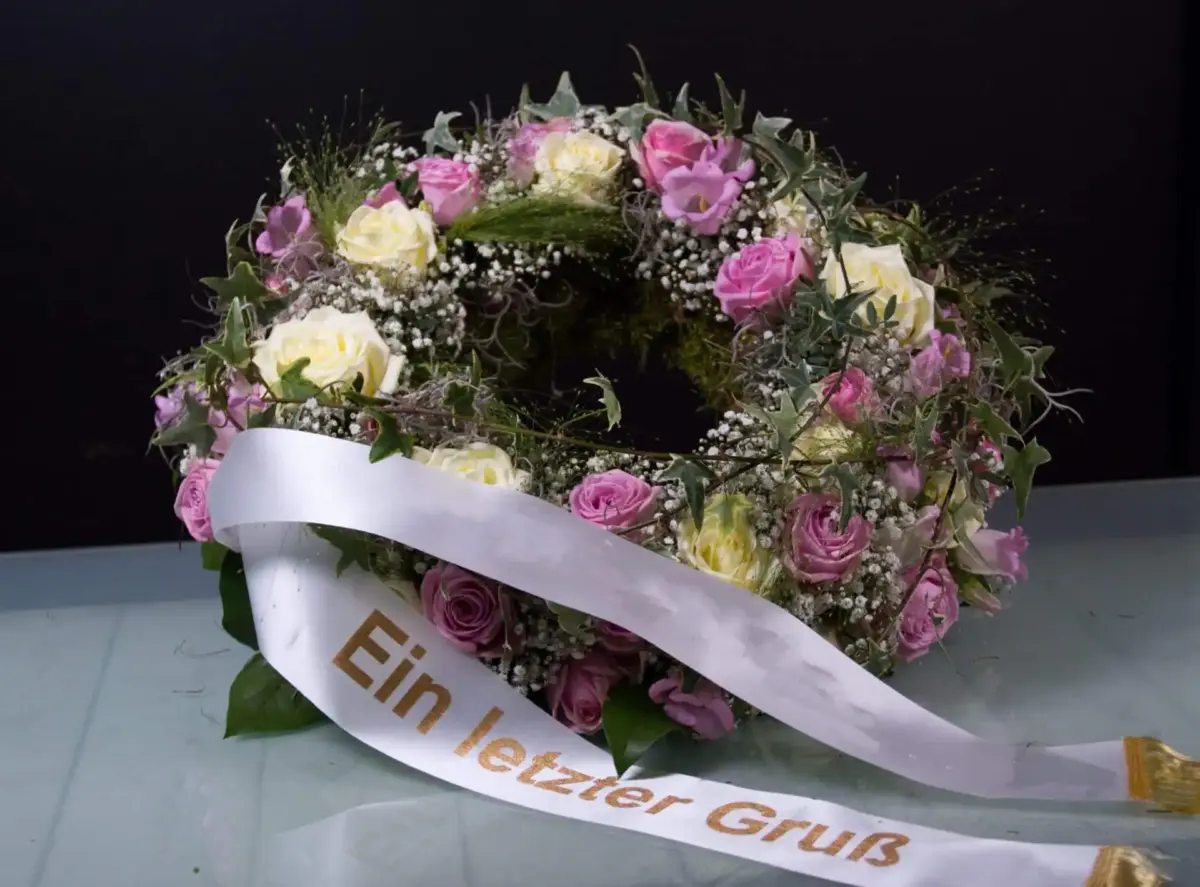 Trauerfloristik: trauerkranz als würdevoller floraler Rahmen.